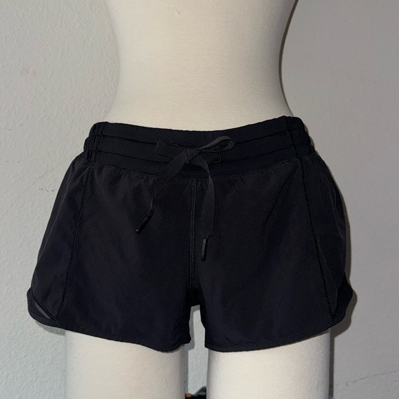 Lululemon Hotty Hot Short Black (First Release) *2.5" size 6 - Picture 3 of 16